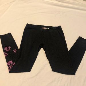 No boundaries Junior grey stretch pants with floral print on one side Medium 7/9